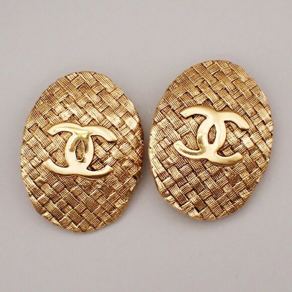 CHANEL CC Logo Oval Button Earrings 29 Clip-On Gold GHW France Vintage - Picture 1 of 13
